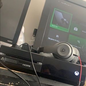 XBOX 1 1TB Beats By Dre Studio Grey Bundle